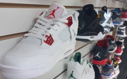 Ladrones roban una zapatería y se llevan más de 200 tenis...de un mismo pie