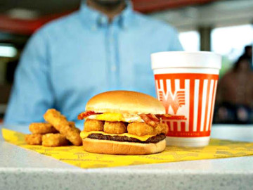 Whataburger cerrará algunas puertas... pero seguirá brindando sus servicios