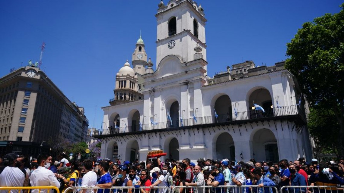 Miles de personas dan último adiós a Maradona en la Casa Rosada en Argentina