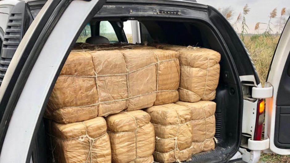 Escapan a México y dejan cargamento de droga