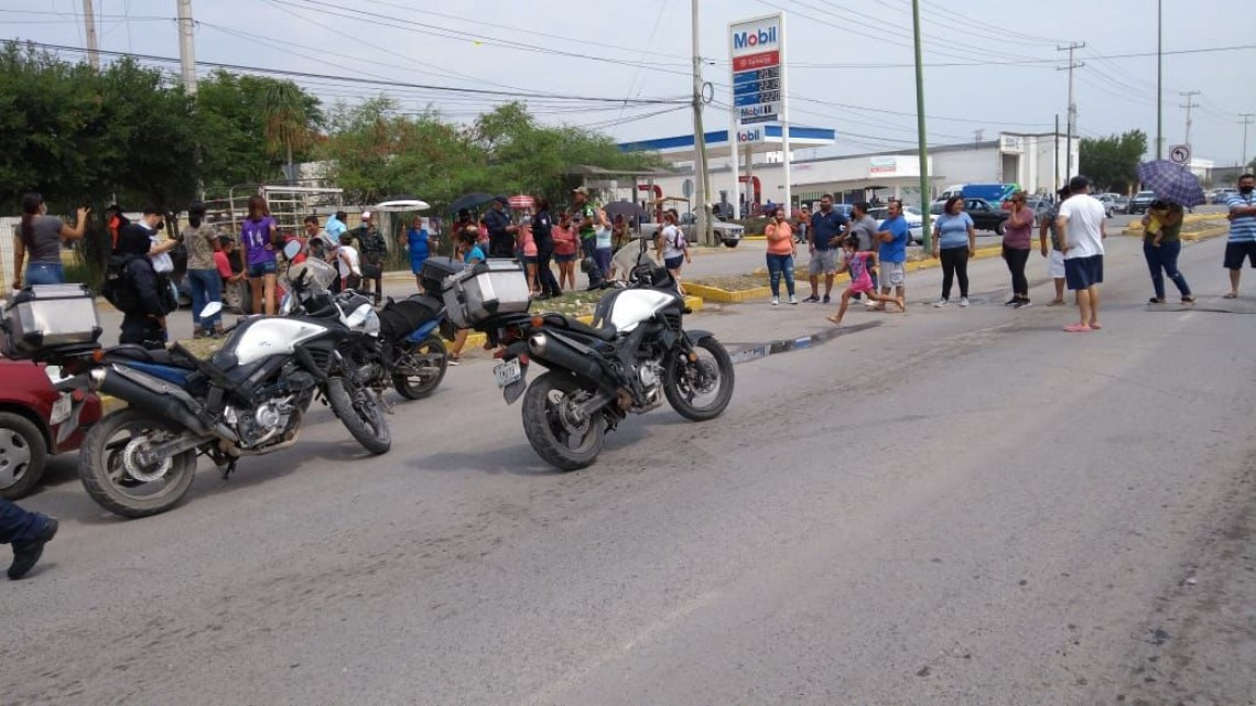 Cierran carretera por falta de agua y luz eléctrica 