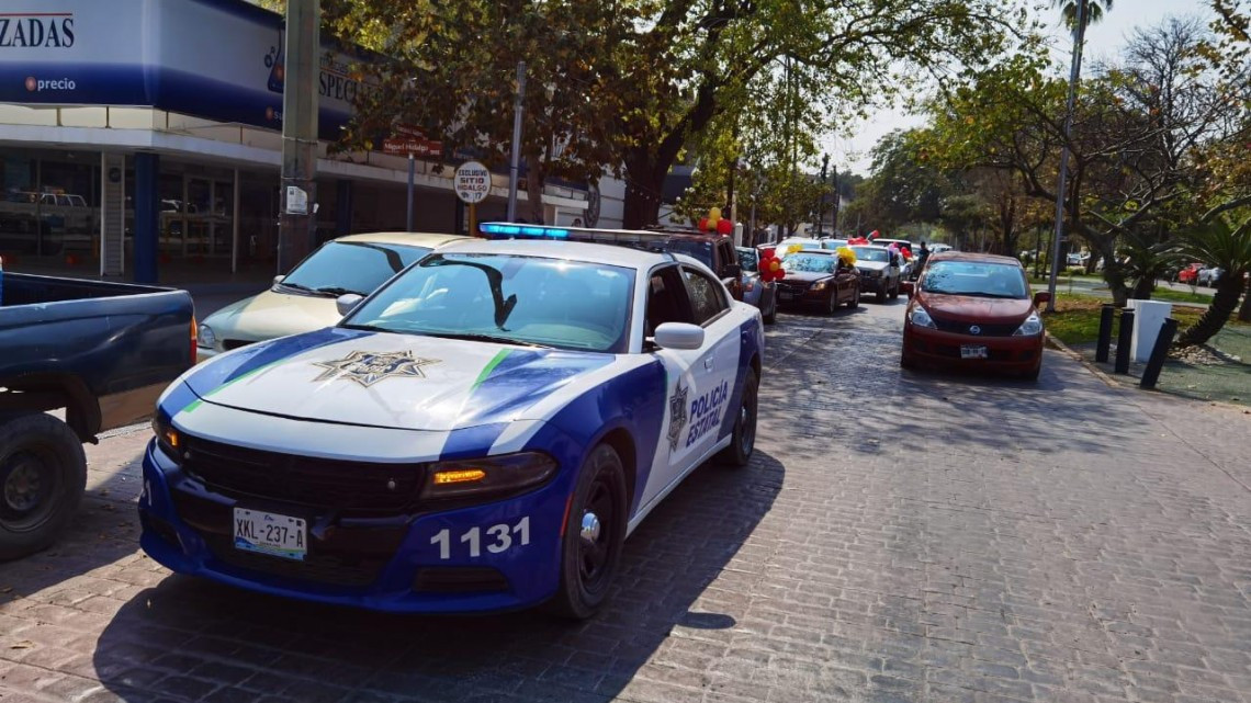 Sorprende a su padre con título y medalla de excelencia 