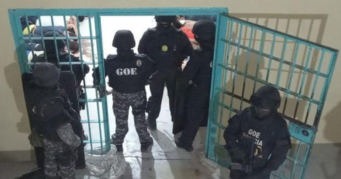 Armas, licor y televisores hallados en cárcel de Ecuador