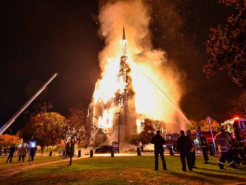 Golpe de rayo incendia iglesia en Massachusetts