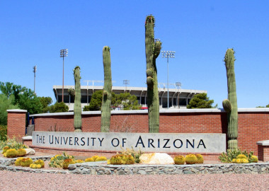 Estudiantes de la Universidad de Arizona se gradúan en compañía de robot 