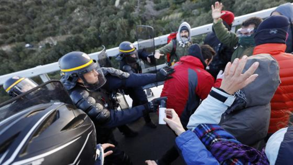 Autoridades de Francia arrestan a 18 catalanes en la frontera con España