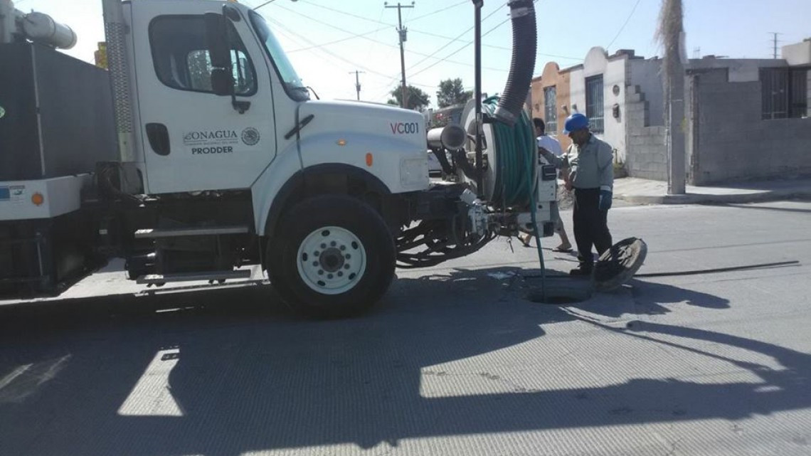 Comapa trabaja con equipo vactor