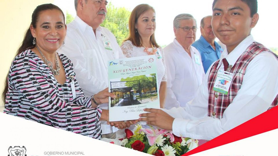 Alcalde asiste a ceremonia de graduación