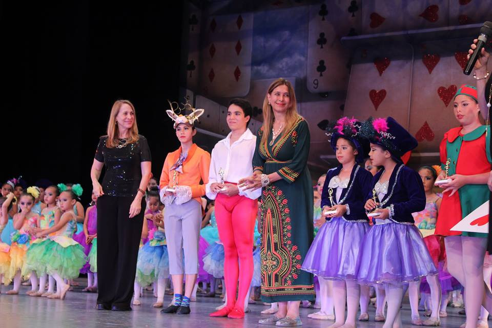 Alcaldesa asiste a presentación del ballet clásico "Alicia en el país de las maravillas"
