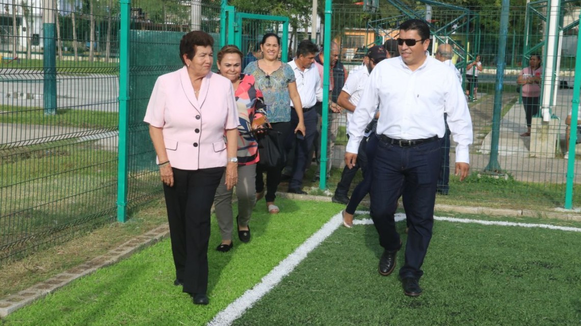 Inaugura Ayuntamiento campo de pasto sintético en la “Borreguera”