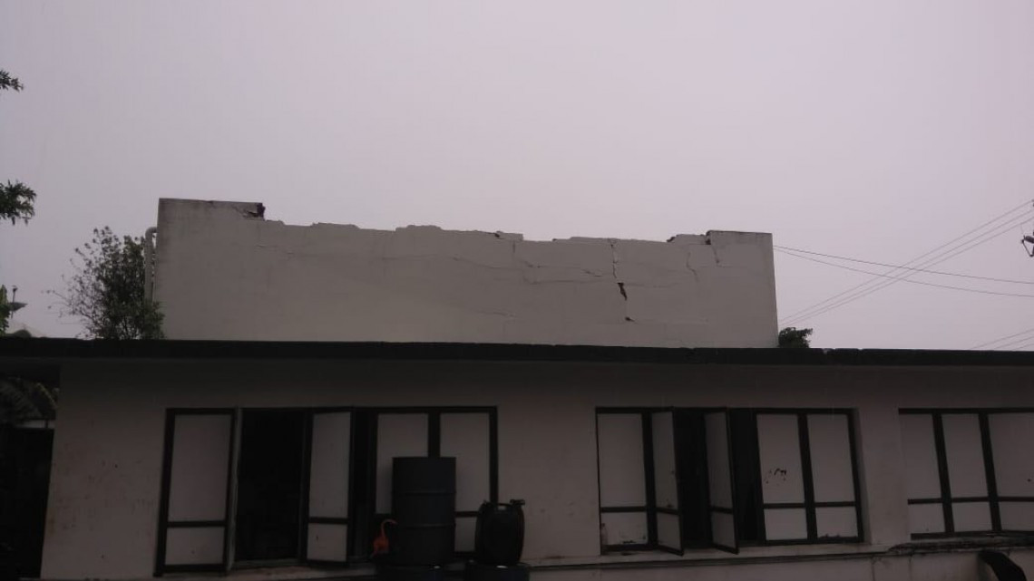 Lluvia genera colapso de techo del Centro de Salud de Tampico