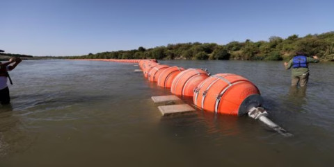 Juez ordena a Texas retirar las boyas sobre el Río Bravo