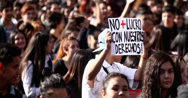 Miles de estudiantes chilenos marchan a favor de reformas en la educación