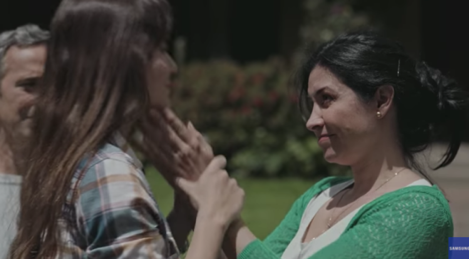 ¿Quieres dejar de vivir con tus padres sin extrañarlos? Samsung te enseña cómo