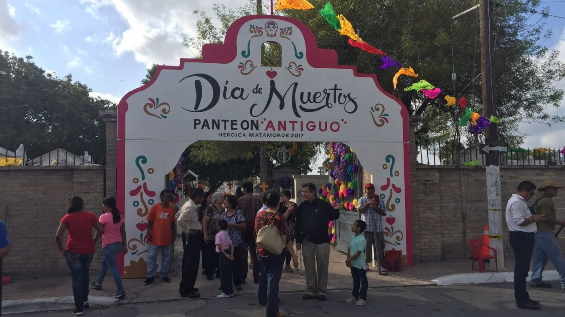 Cientos de personas visitan el panteón los tomates