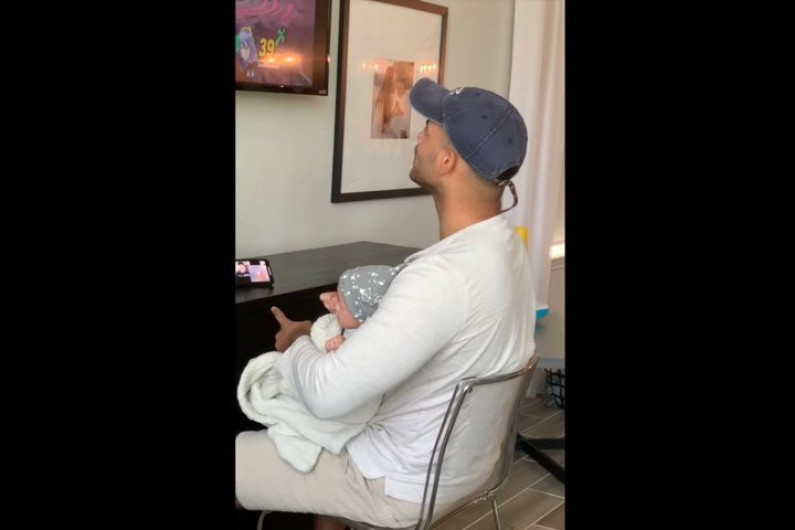 Mujer cambia a su bebé por un muñeco para ver si su esposo se daba cuenta