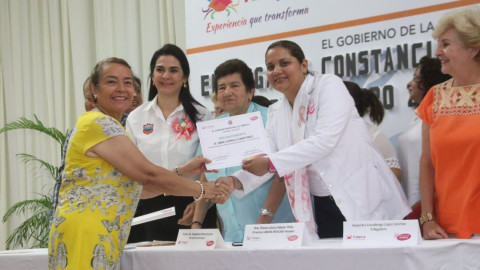 Entrega Magdalena Peraza acreditaciones a alumnas del Instituto de la Mujer