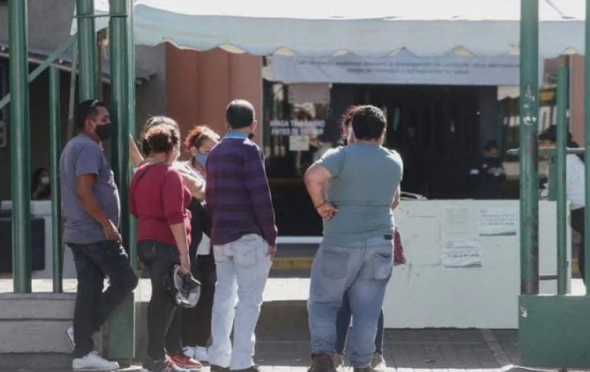 Fallece hombre frente a hospital del IMSS; familia suplicaba atención médica  