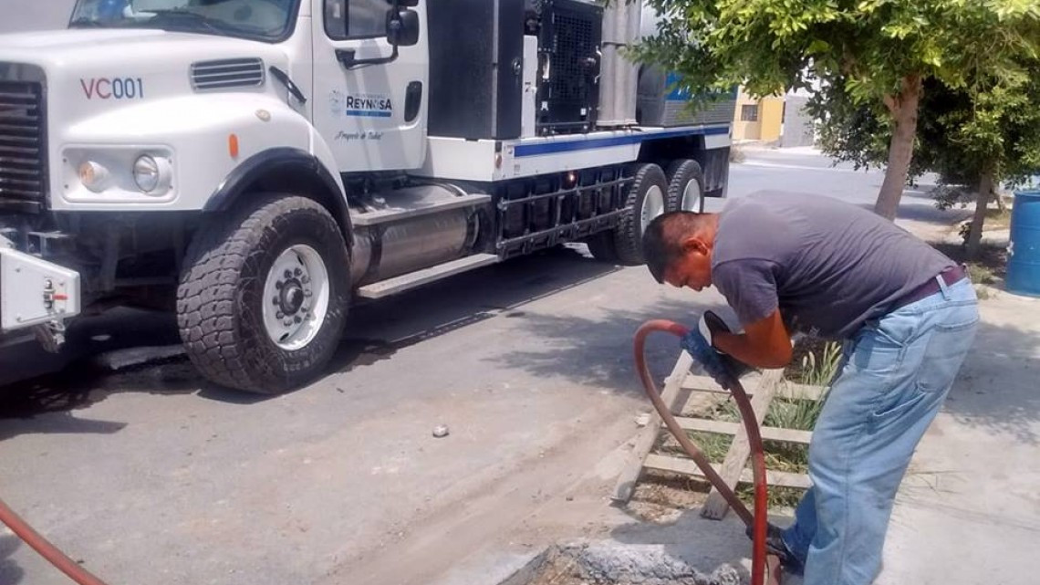Comapa trabaja con equipo vactor