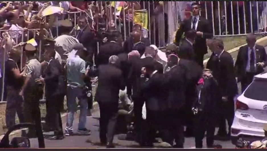 Papa ayuda a policía que cae de un caballo