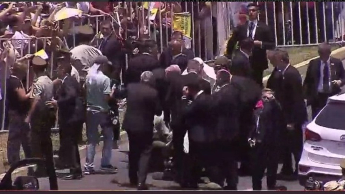 Papa ayuda a policía que cae de un caballo