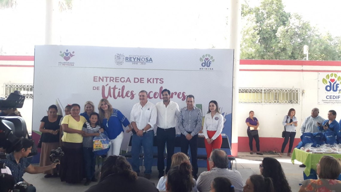 Entrega Reto Útil 1500 kits de artículos escolares 