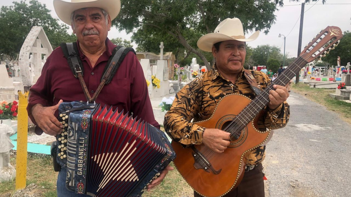 Entre flores, música y comida ofrendan a sus muertos