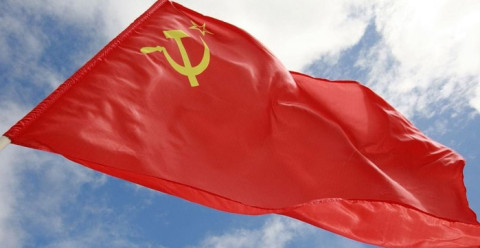 Joven extiende bandera de la Unión Sovietica en discurso de Trump