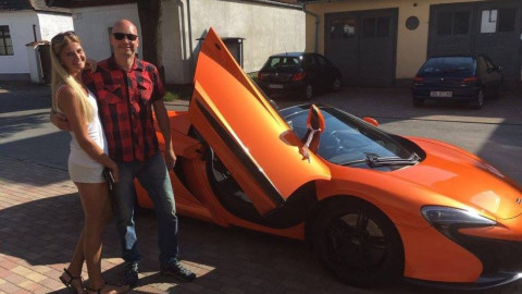 Burro confunde McLaren con zanahoria e intenta comerlo