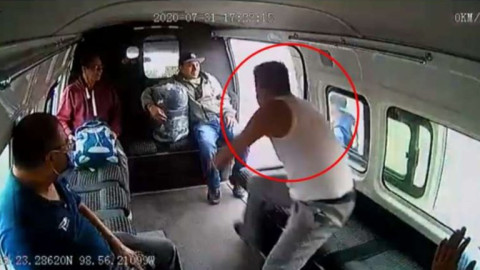 Ladrón en combi termina desnudo y noqueado por pasajeros