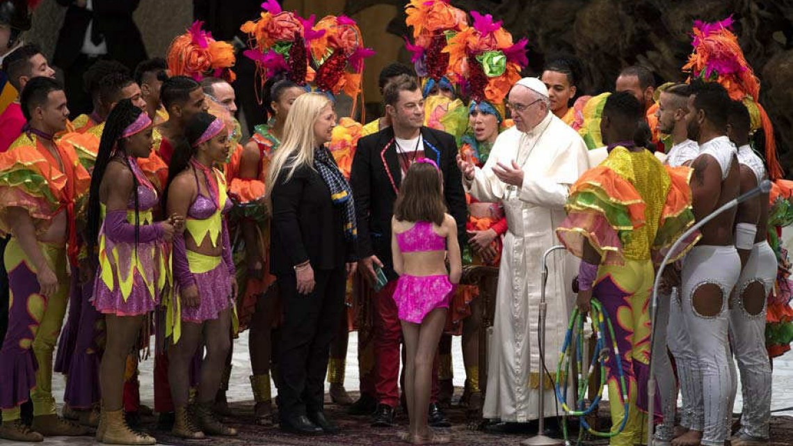 El papa Francisco hace malabares junto a un circo cubano