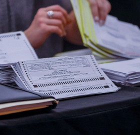  Advierte Georgia que podría haber recuento de votos debido a estrecha diferencia entre Trump y Biden