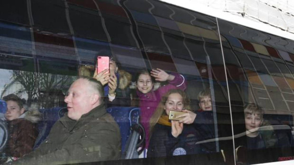 Diplomáticos rusos expulsados por Theresa May abandonan el Reino Unido