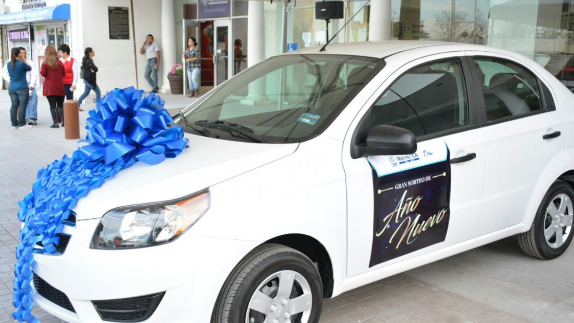 Ganadora del auto por pago puntual del Predial 