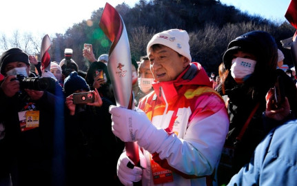 Jackie Chan lleva la antorcha olímpica para los juegos de invierno