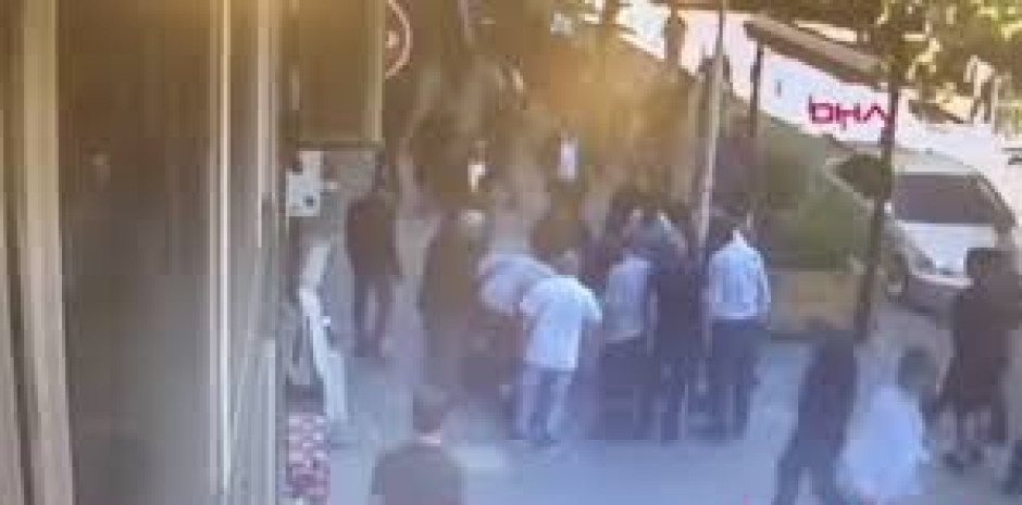 Un hombre noquea a un sujeto que golpeaba a una mujer en vía pública