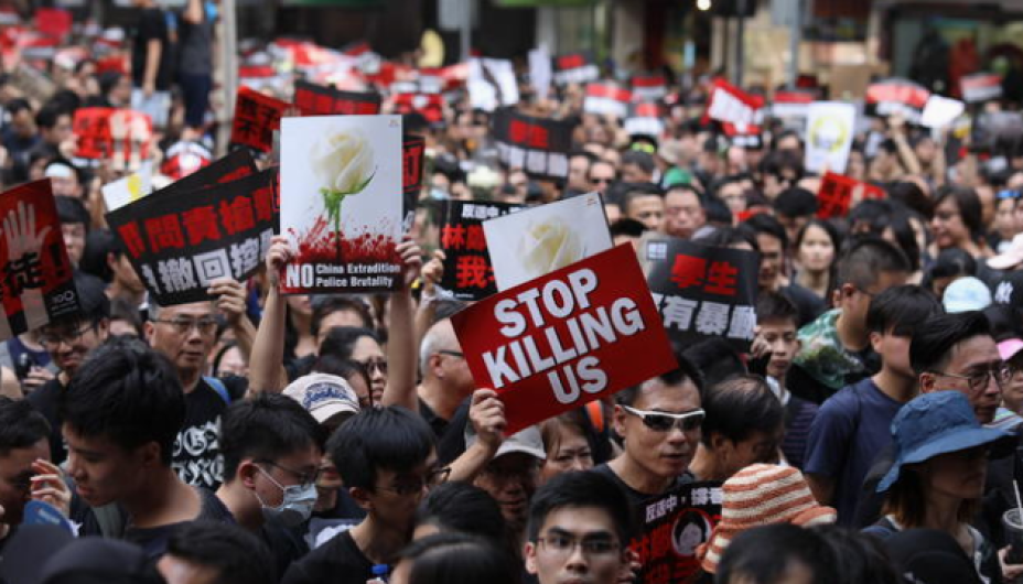 Miles de personas se manifiestan en Hong Kong