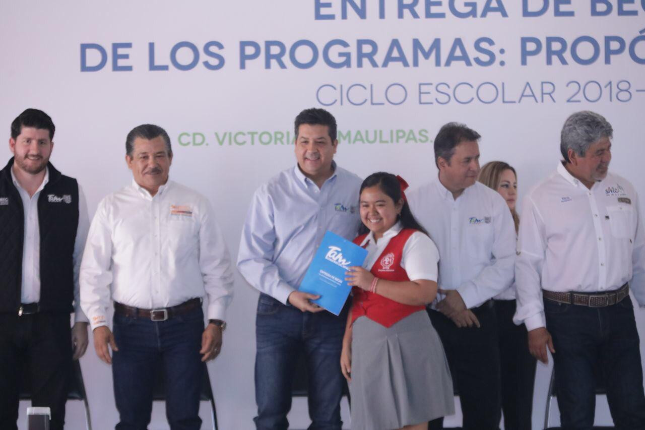 FGCV entrega becas en la zona centro del estado
