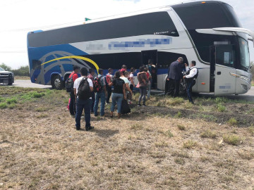Rescatan a 15 migrantes en la carretera Victoria-Soto la Marina