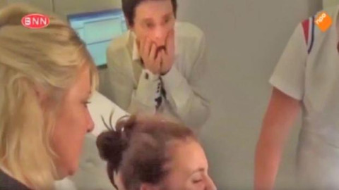 La expresiva reacción de un joven padre durante el parto de su hijo