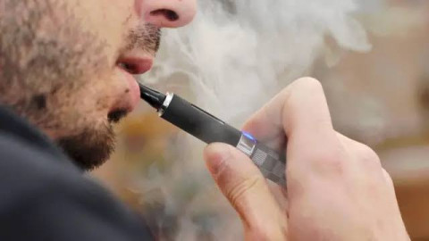 Singapur castigará con azotes a personas que consuman y vendan cigarros electrónicos