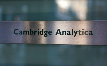 Renuncia consejero de Cambridge Analytica