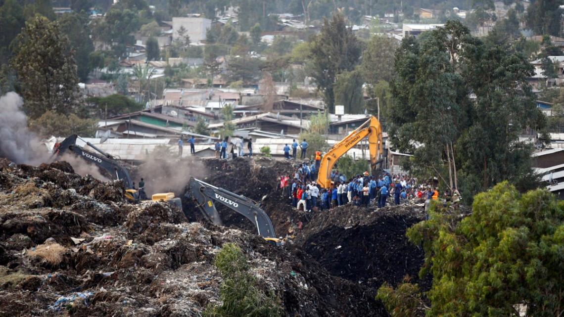Sube a 65 el número de fallecidos por derrumbe 