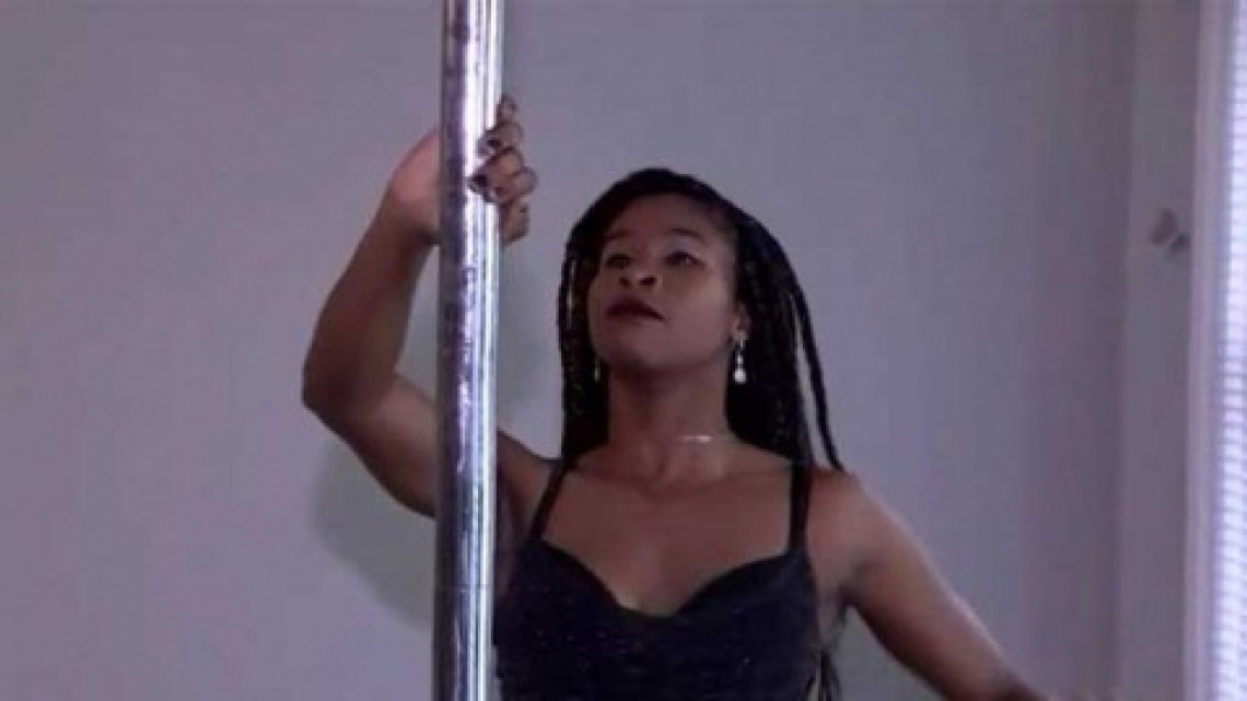 Maestra de primaria es suspendida por dar clases de pole dance