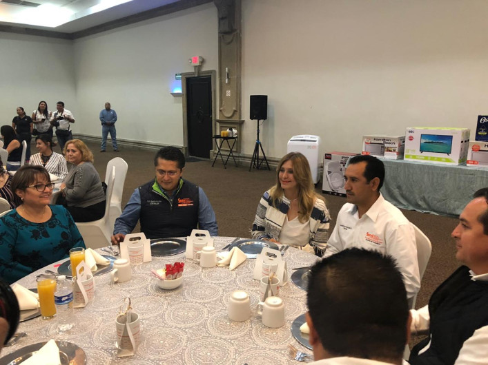 Celebran posada miembros del SNTE