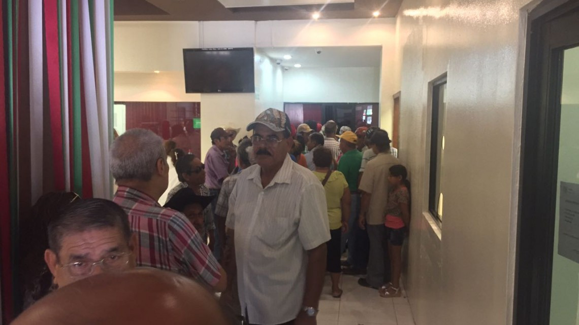 Empleados reclaman vales de despensa al municipio