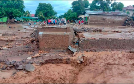 Inundaciones en Indonesia dejan al menos 43 muertos