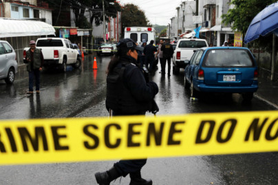 Por retraso en su orden, comensal mata a mesero en Paris