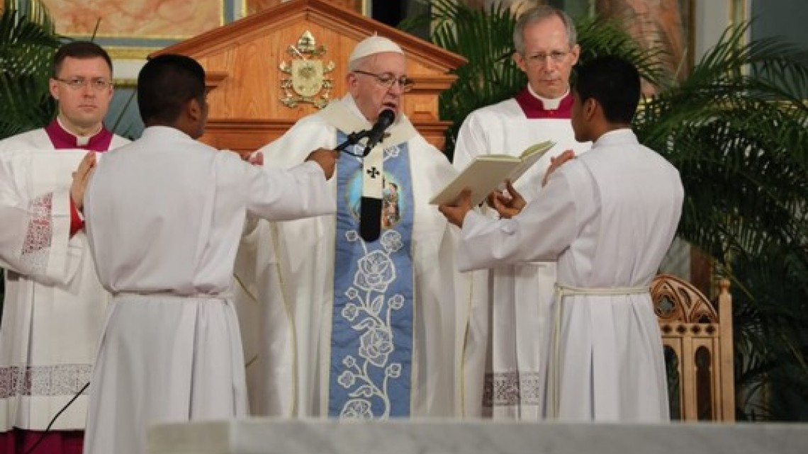 Consagra el Papa Francisco altar de catedral en Panamá