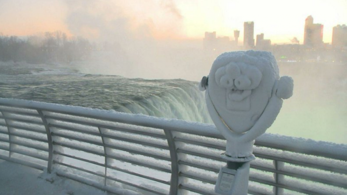Intenso frío congela las Cataratas del Niágara